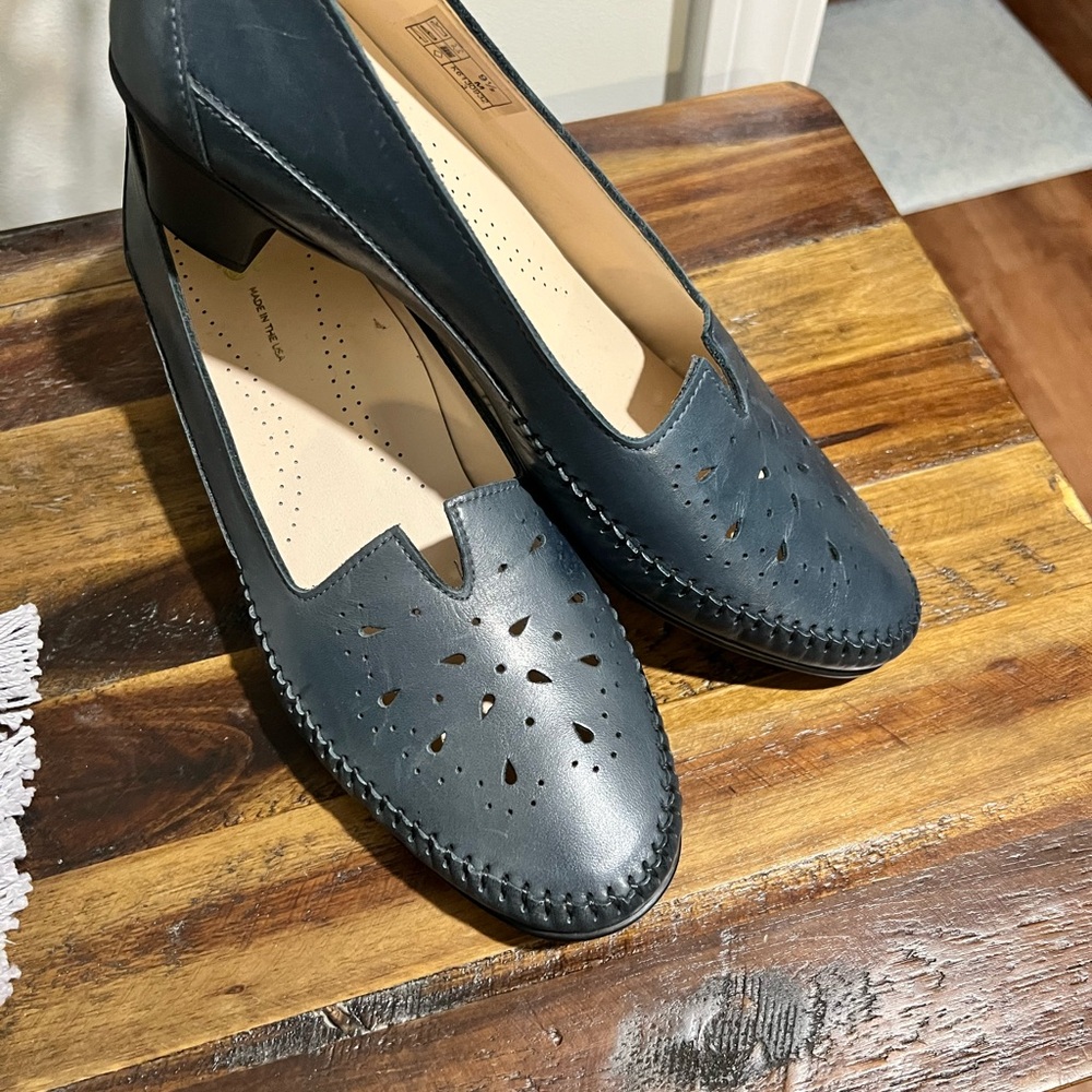 SAS Women's Dark Navy Leather Flats - Picture 5 of 11
